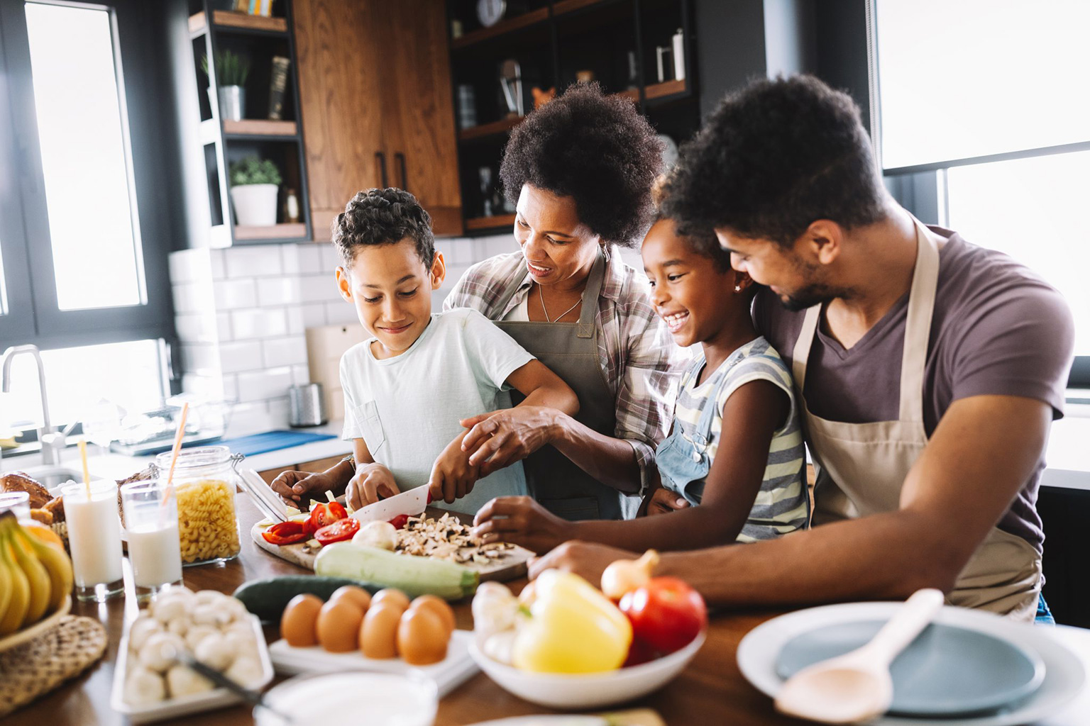Una familia preparando una comida saludable juntos